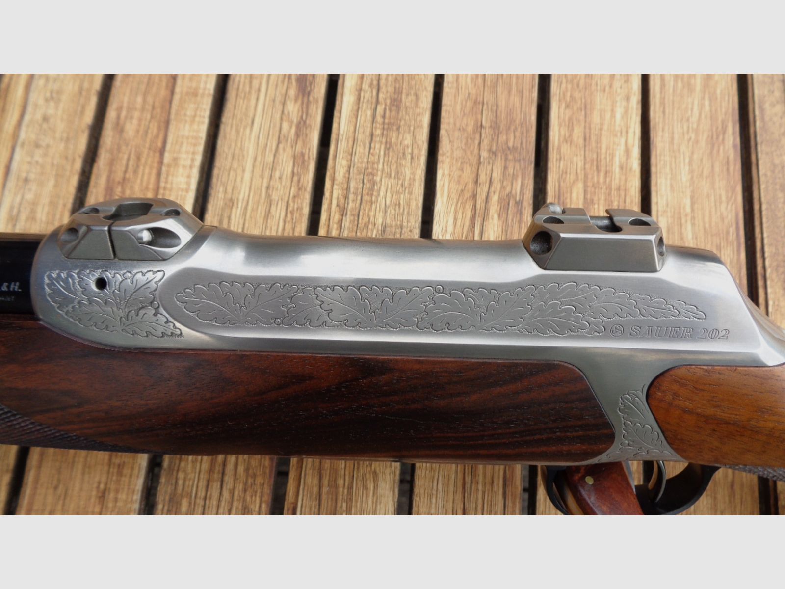Sauer 202 .375 H&H Europa Luxus E nitriertes Stahlgehäuse Eichenlaub-Gravur ausgesuchtem Nußbaumholz