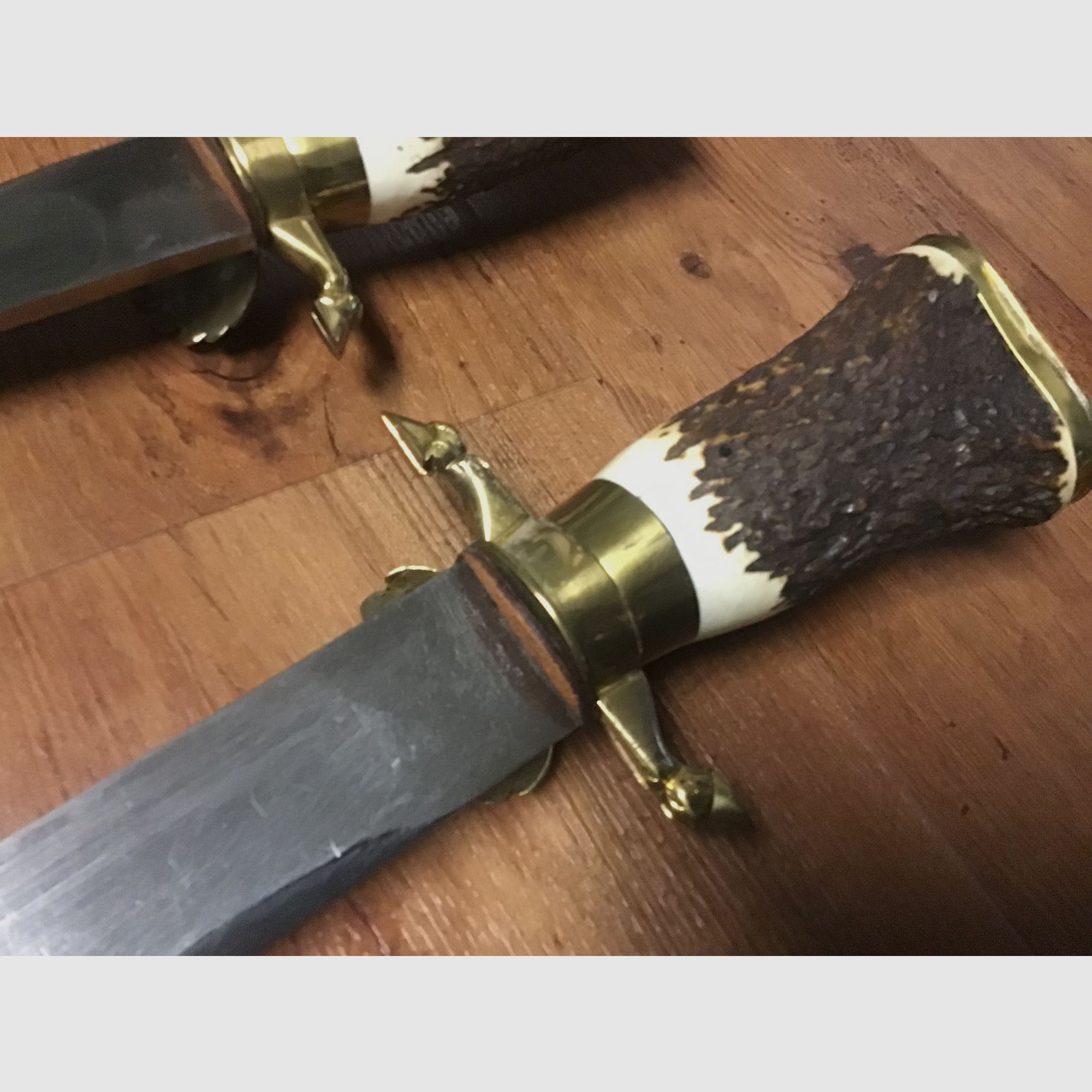 2 beaux couteaux de chasse presque épées avec l'inscription Vivat Diana