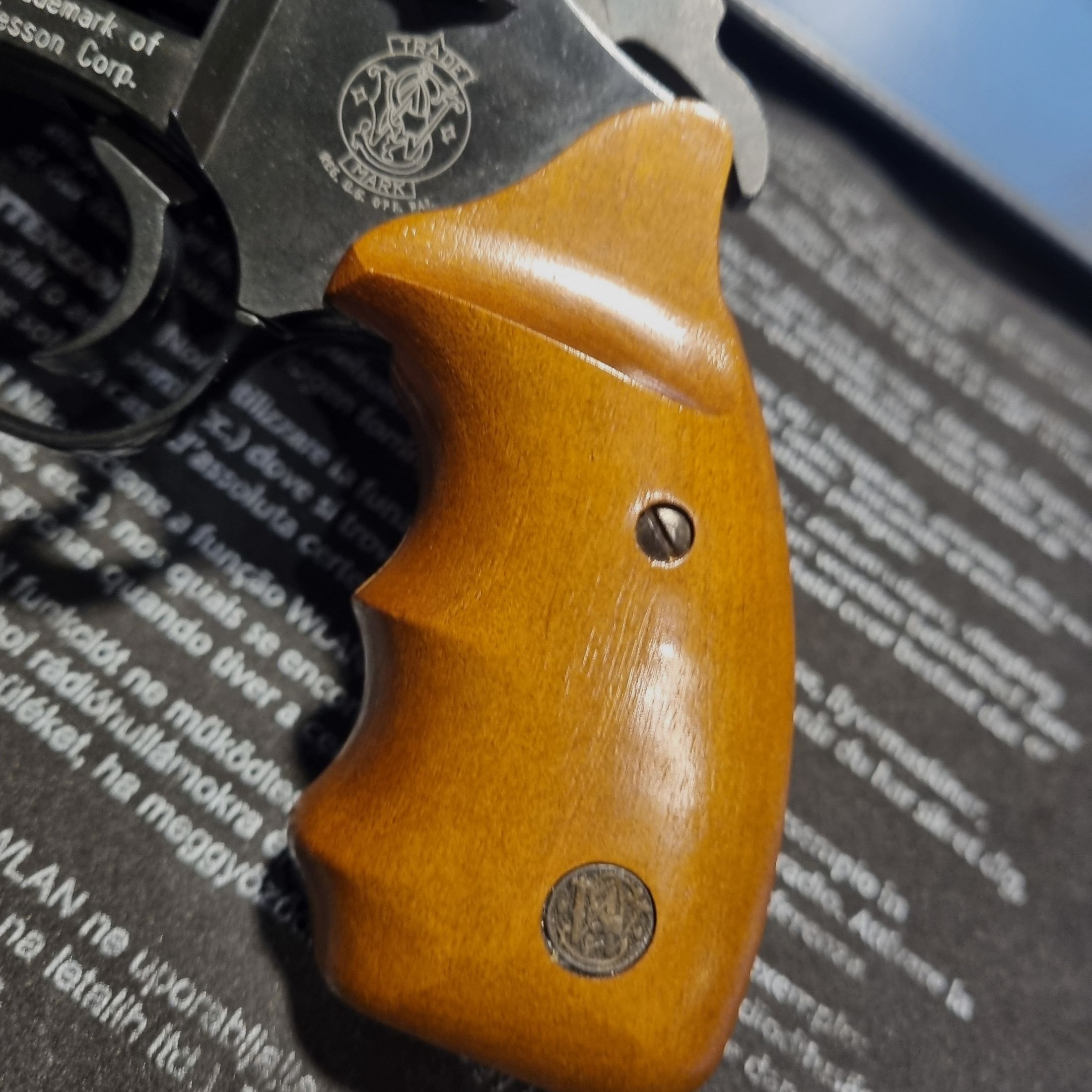 Smith & Wesson, Mod. Combat, 9mm, PTB 607 altes Modell, Holzgriffschalen, brüniert, zzgl. 50 Schuss