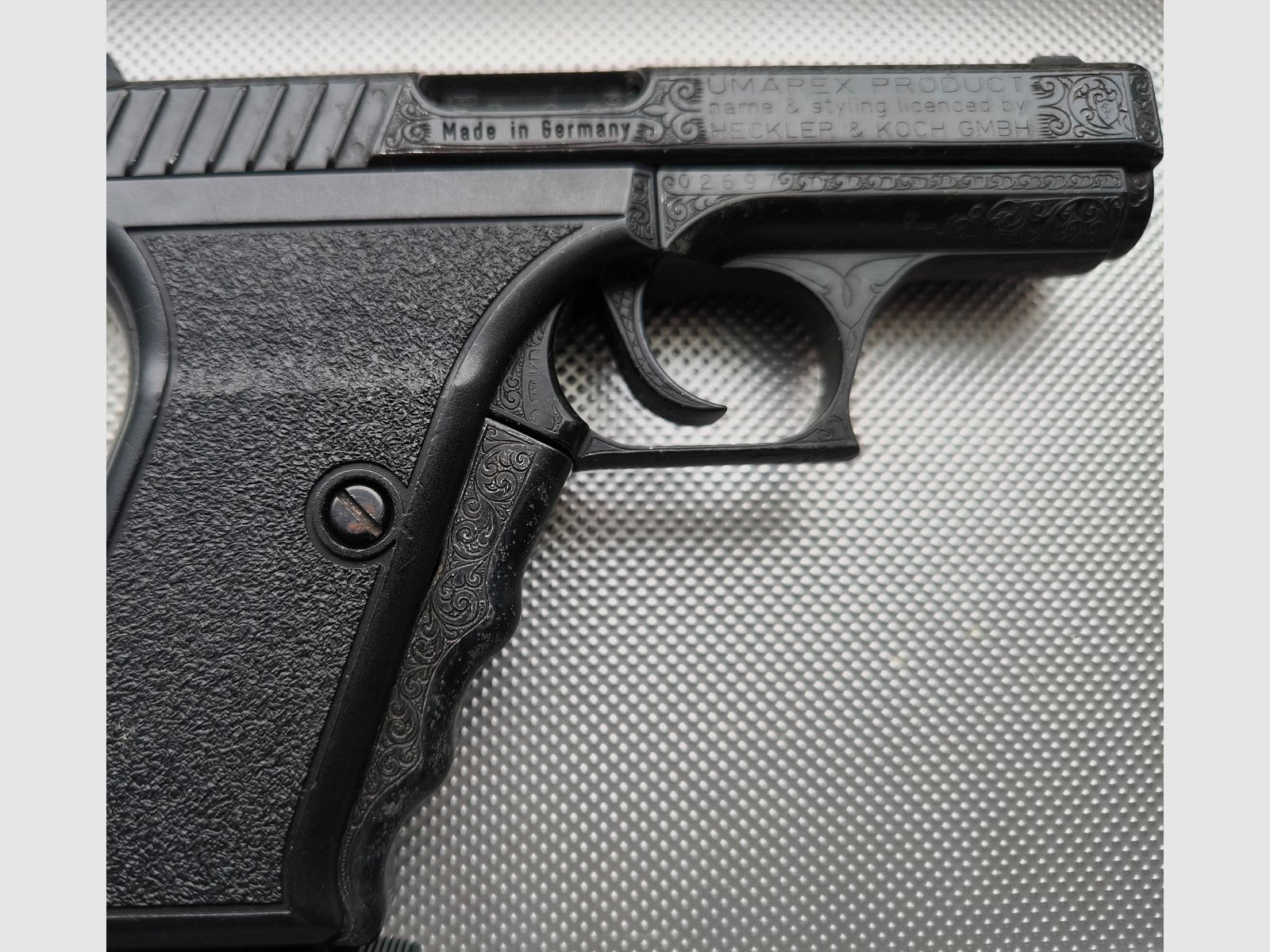 ⚠️ Attention collectors - display piece - absolute rarity - Heckler & Koch SP9 with factory engraving, a true rarity from the 1990s - visually & functionally in impeccable top condition!! Absolutely as new & only fired once for testing!! PTB - 541