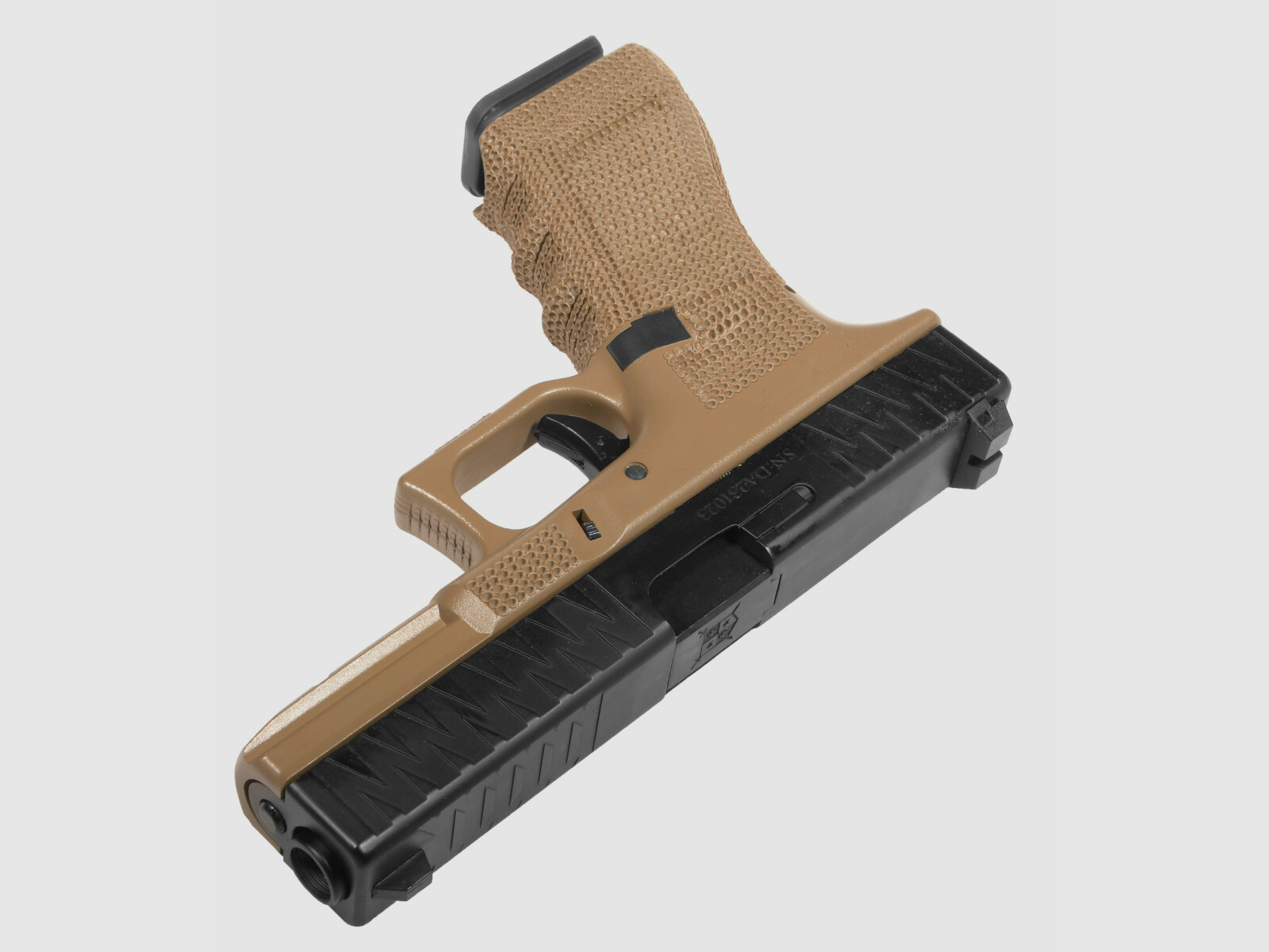 P05 GBB Airsoft Pistole in Tan | Delta Armory