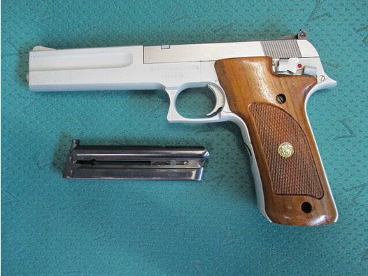 Smith & Wesson 622 pistol with reserve magazine 622