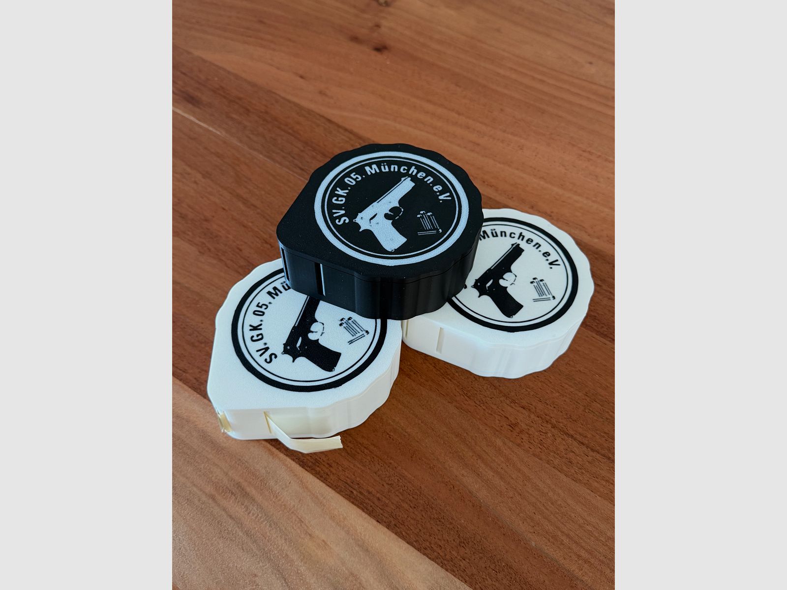 Schusspflasterspender Patch Dispenser für max. 20mm 2000 Stk. Rolle personalisierbar inkl. Magnetverschluss