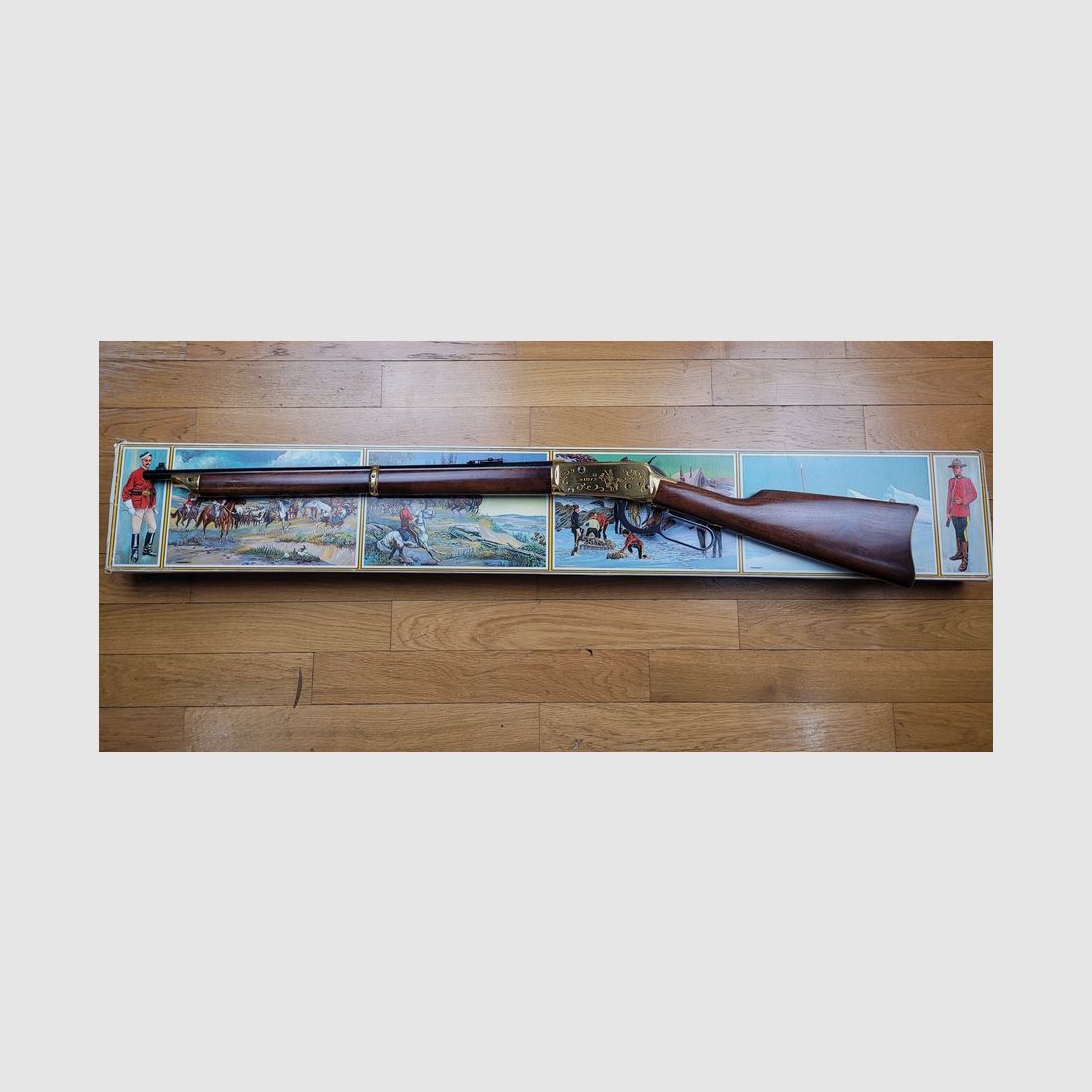 Sehr schöne Winchester Commemorative – „RCMP Centennial 1873-1973“ – Musket 1894 – 9.500 Ex. – 30-30 Win – Originalverpackung – Perfekter Zustand, Bild 11 von 24