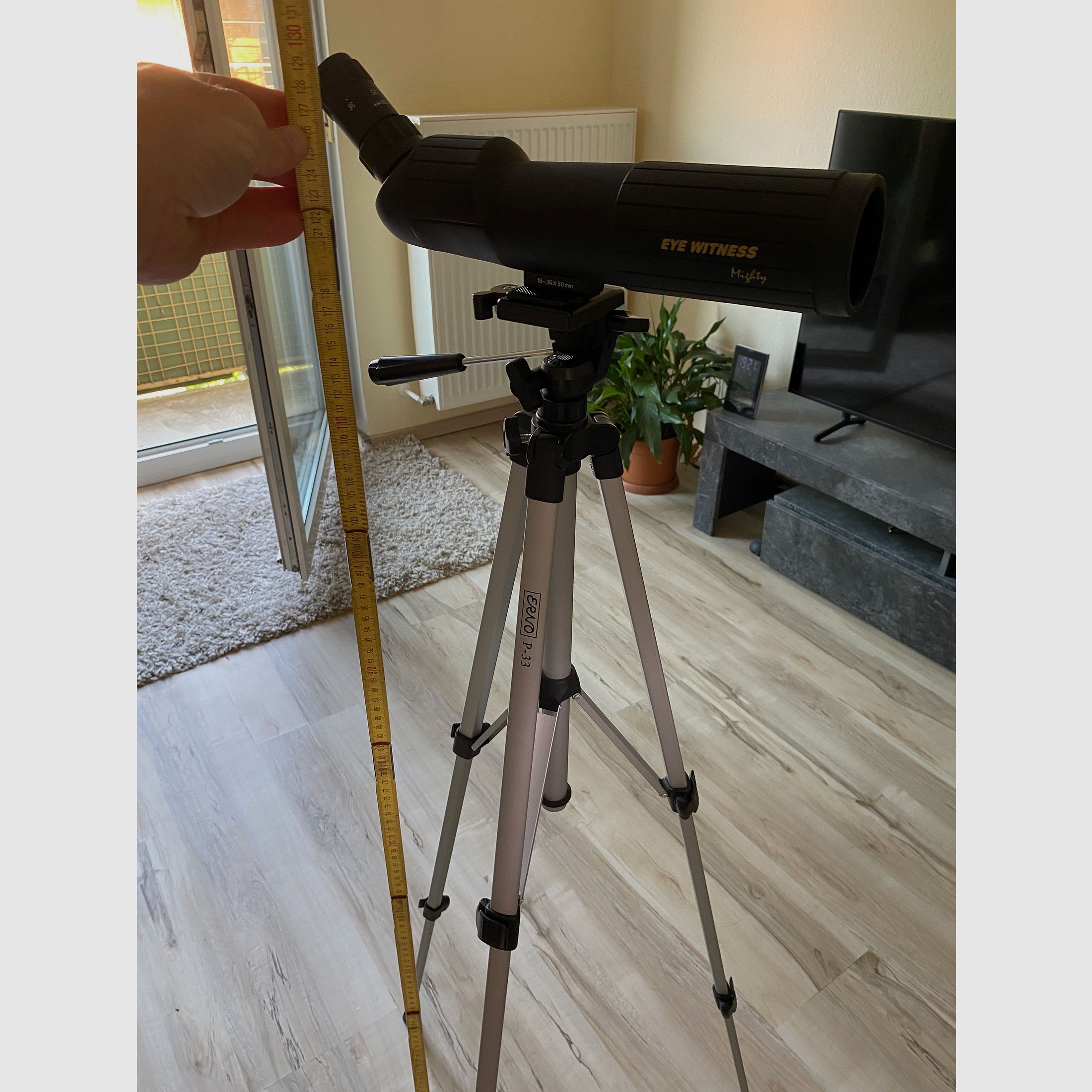 Fernrohr mit Dreibein-Stativ. Eye Witness Mighty