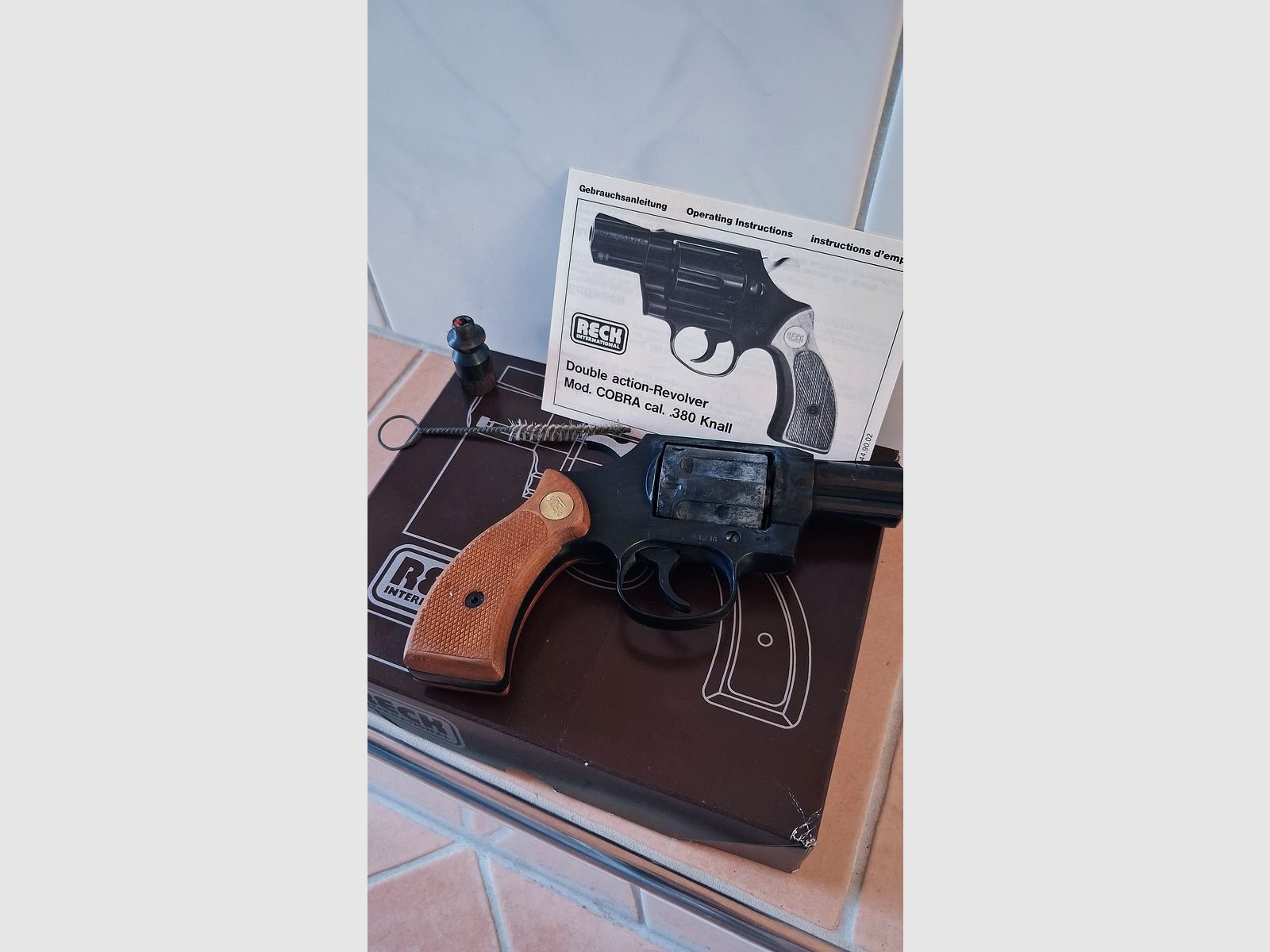 Reck Double Action Revolver Cobra Cal. .380 Knall PTB 216 – Nachlassfund  inkl. Karton, Bürste, Heft und Abschussbecher