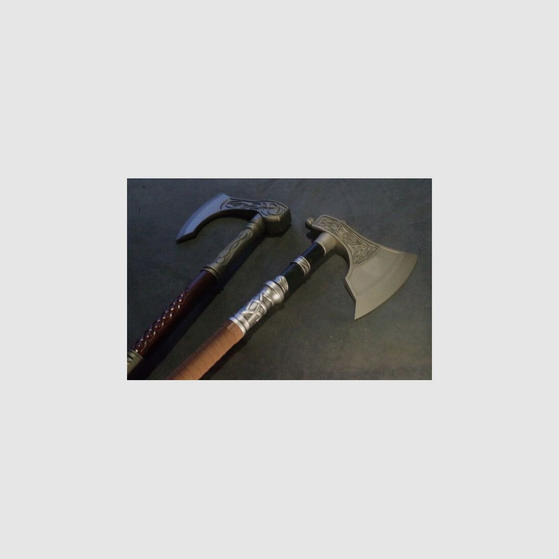 2x schwere Axt Deko mit Vikings Wikinger Verzierungen, Assassinen Einzelstücke