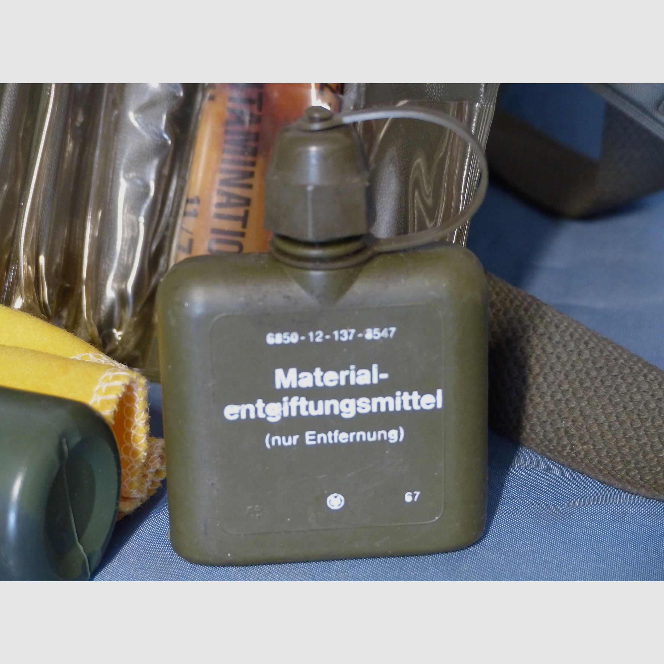 Bundeswehr ABC-beschermingsuitrusting transporttas, gasmasker 2 filters en accessoires BW jaren '70