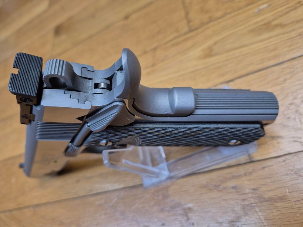Wunderschöner Colt 1911 Gold Cup « National Match » Trophy – Waffe von 2015 – Kal. .45 – Vollständig inox – Exemplar vorbereitet mit Bushing Briley und Brownells Federkit – G10 Griffschalen in Grau – Einstellbarer Abzug – Makellose Oberflächen und vernickelter Lauf – Geliefert in seiner kompletten Originalkoffer – Zustand nahezu neu!, Bild 11 von 20