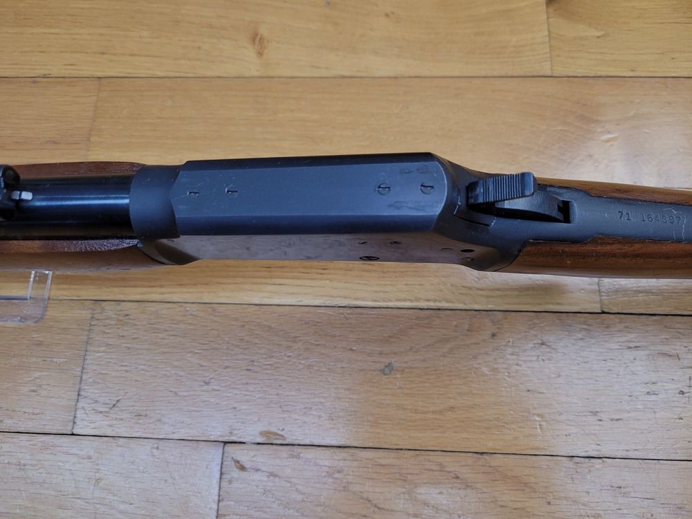 Schöne und handliche Unterhebelrepetierbüchse Marlin Modell 1894 – Waffe von 1971 – Kal. .44 mag – 10+1 Schuss – Sehr schöner Schaft aus Nussbaum mit selbstgemachter, stoßdämpfender Schulterplatte – Ultra flüssige Mechanik – Wunderschöner 47 cm Lauf – Eine universelle Schusswaffe in TBE++, Bild 17 von 27
