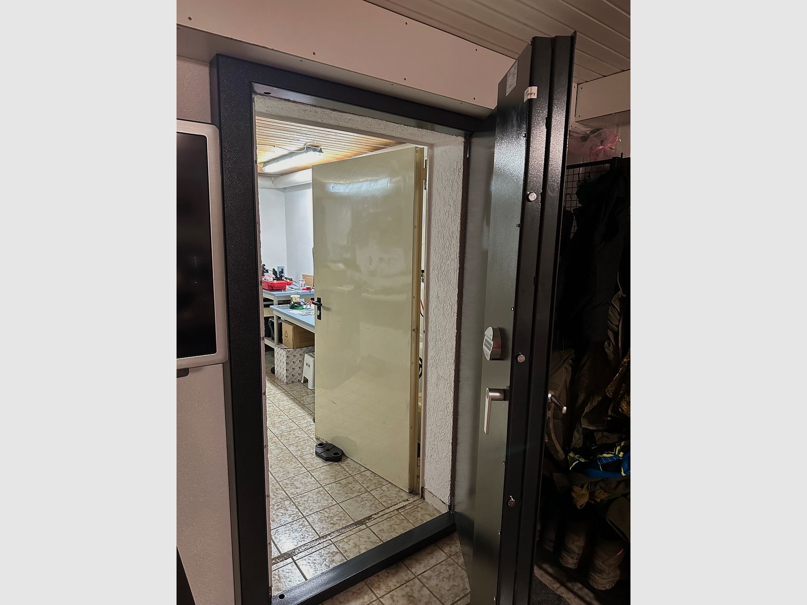 Three-door for weapon room Class 1 EN 1143-1 - nothing is impossible - custom-made!!