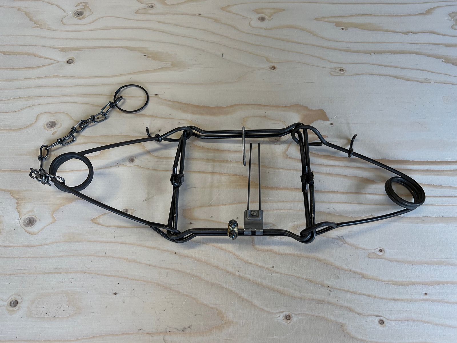 <tr>Trampa Conibear histórica de tamaño mediano 18x18 cm</tr>