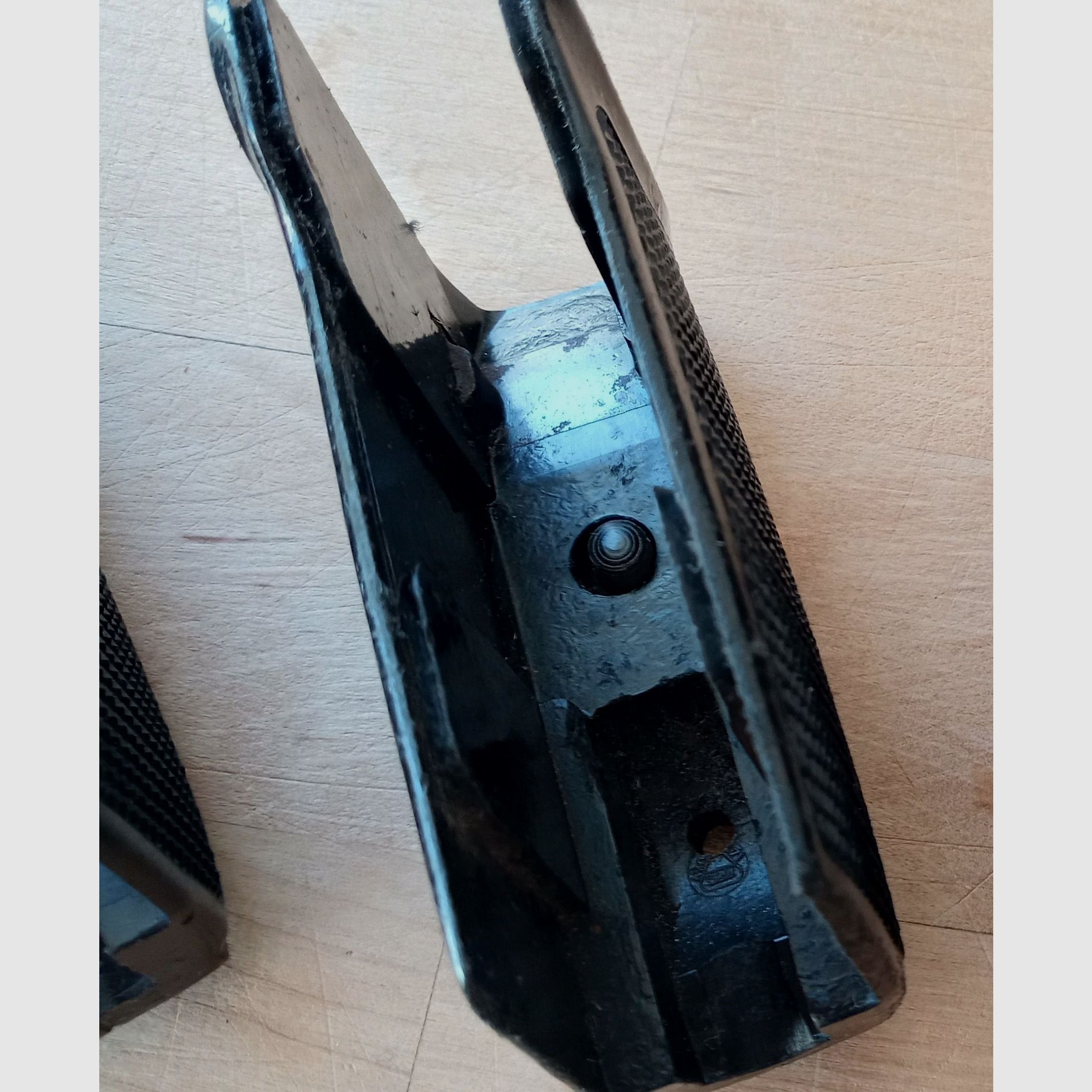 Schwarze Bakelit Griffschale für DDR Polizei Pistole-M inkl. Schraube / Vintage Griff für ost-deutsche Makarov // 8 Schuss PM 9x18, Bild 6 von 7