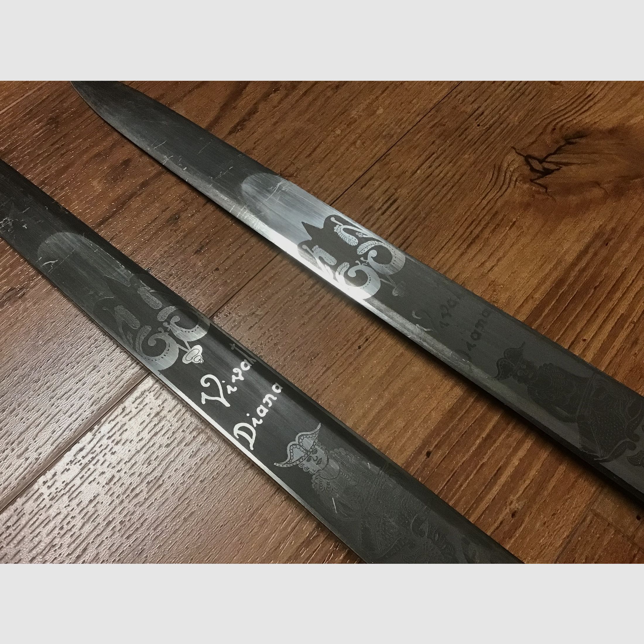 2 beaux couteaux de chasse presque épées avec l'inscription Vivat Diana