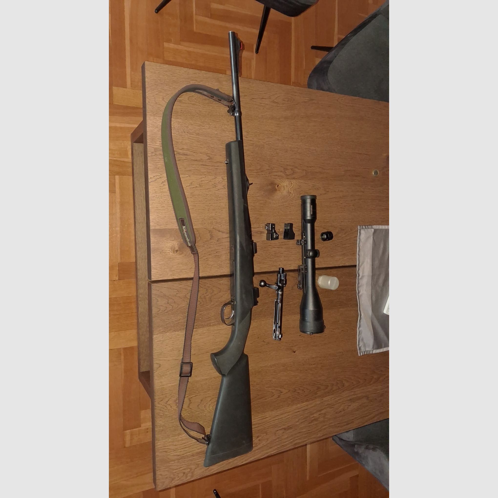 Mauser 98 „Forest“ in calibro 9,3x62 – pacchetto completo (Swarovski 8x56 + Docter Sight)