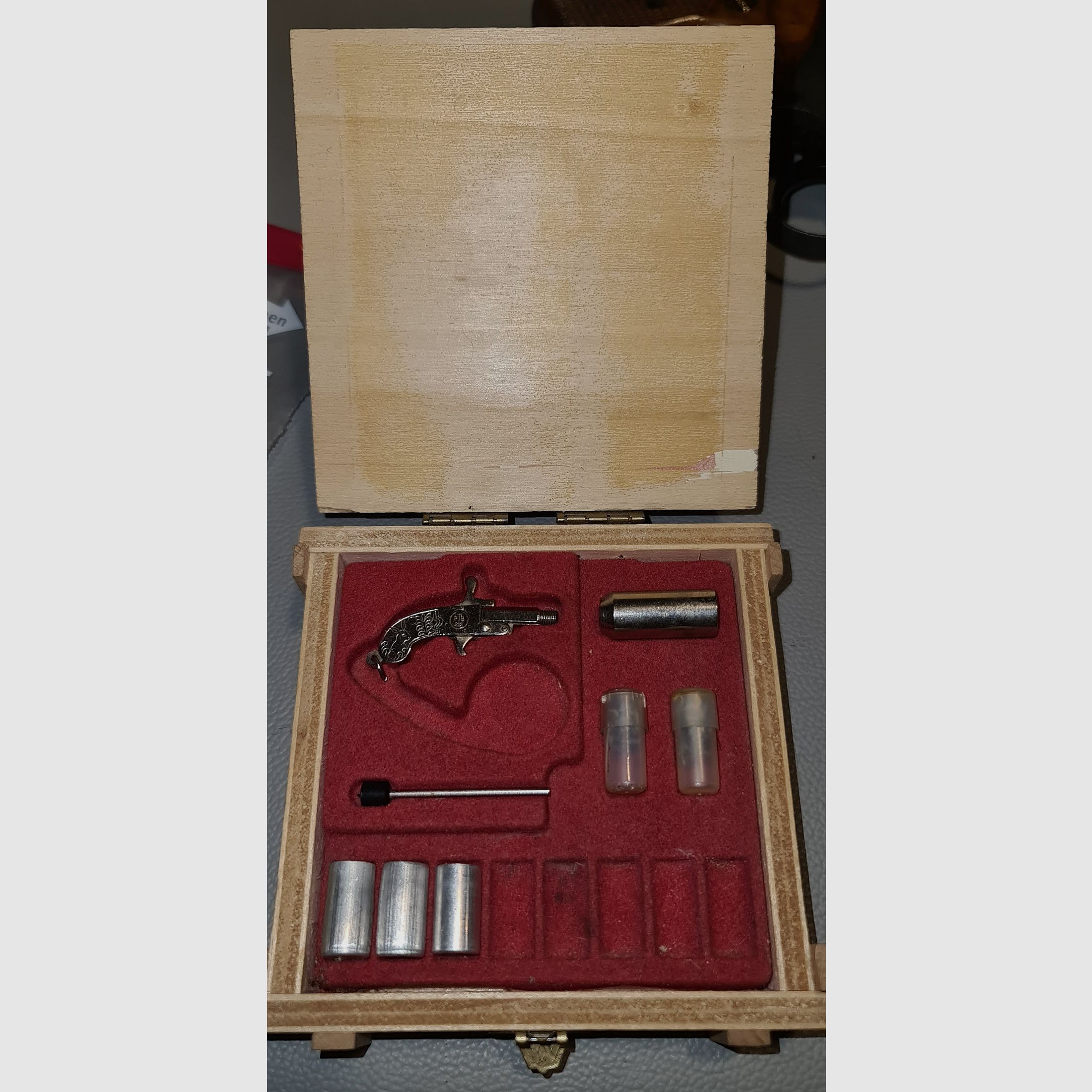 BERLOQUE KLEINSTE PISTOLE DER WELT / cal. 2mm / PTB 222 / SCHRECKSCHUSS PLATZ PISTOLE SILVESTER PYRO SAMMLER wenig ZUBEHÖR 