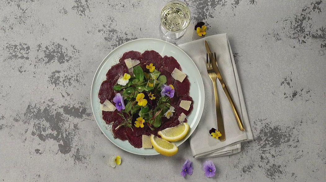 Carpaccio vom Reh mit Wildkräutersalat