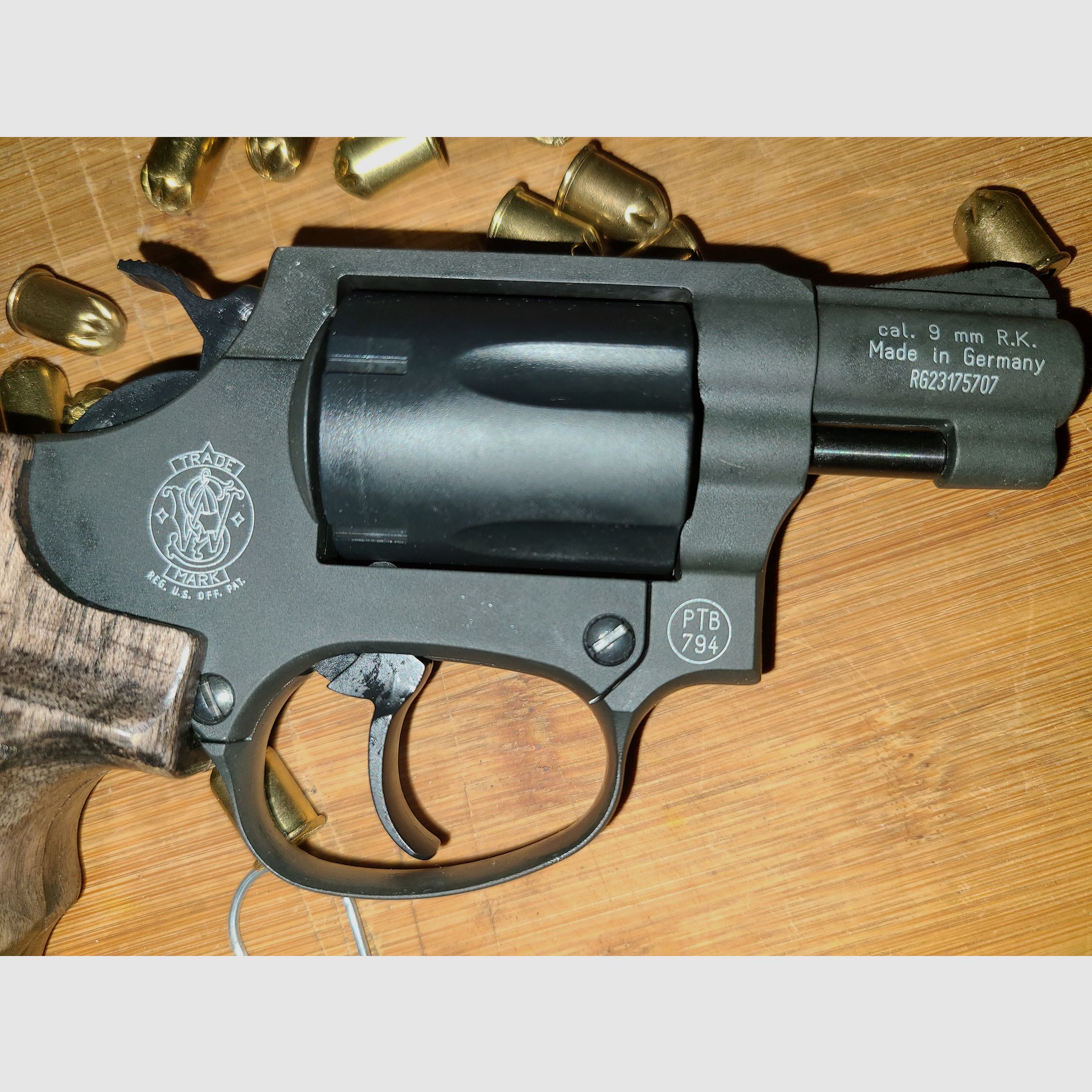 SELTEN REVOLVER SMIT & WESSON CHIEFS SPECIAL / HOLZSCHALEN GRIFF / cal. 9mm / PTB 794 / SCHRECKSCHUSS GAS PISTOLE SILVESTER SELBSTVERTEIDIGUNG SAMMLER mit ZUBEHÖR ohne VP