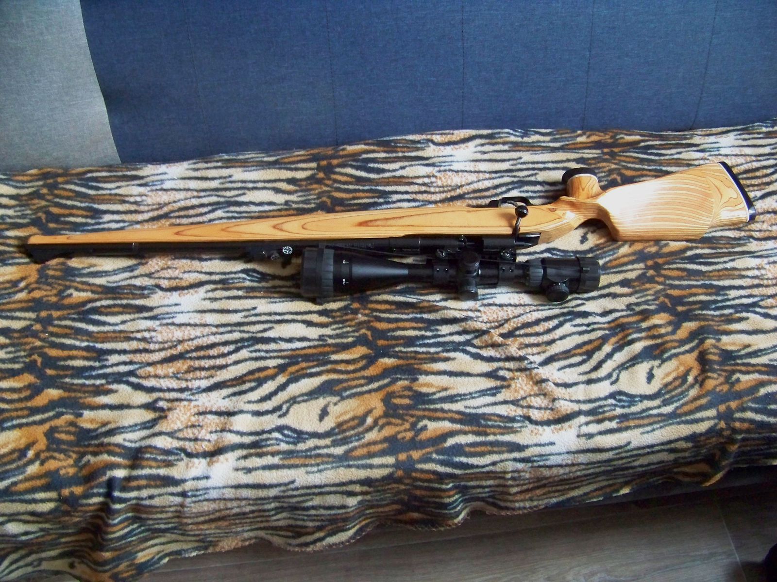 CO" Gewehr Podium im Stutzen Schaft mit Zielfernrohr 4,5mm
