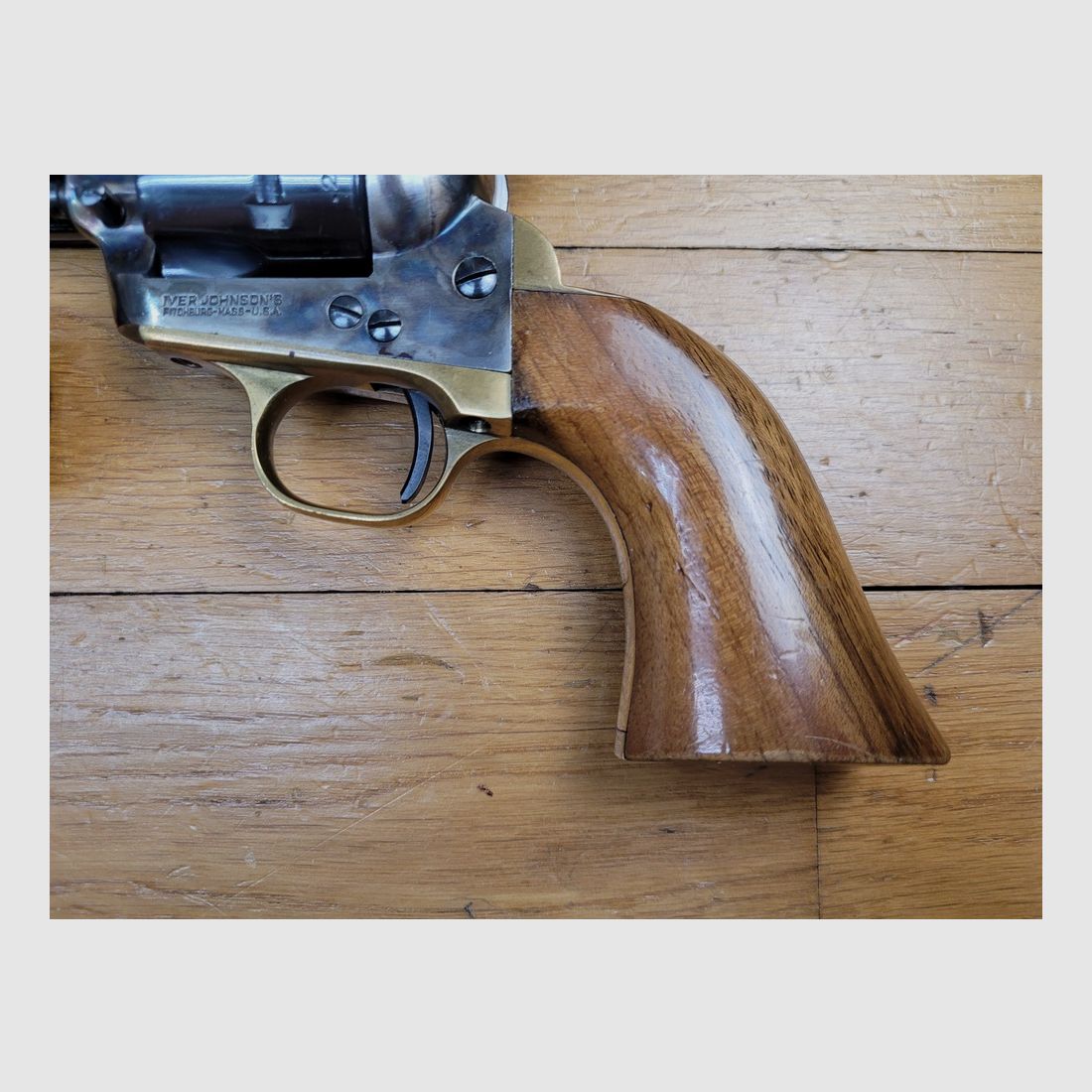 Revolver Iver Johnson Deluxe Target – 2 barillets 22LR et 22Mag – Single Action Army par Uberti – Arme de 1978 – Carcasse type scout – 100% acier – Platine à barre de transfert et 4 clics comme sur un vrai – Canon 5 pouces ¼ miroir– Visée réglable – TBE+ !, image 3 sur 22