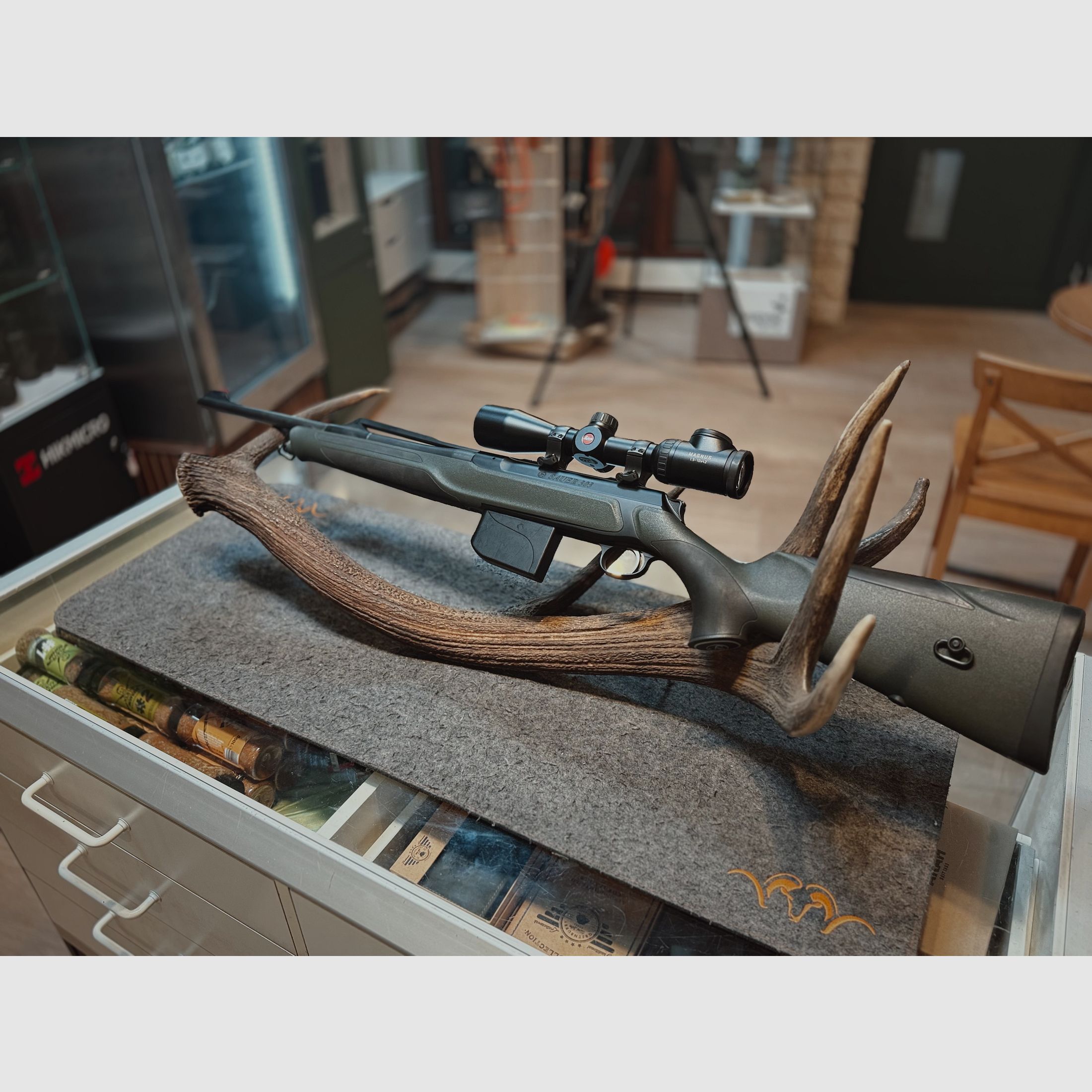 Sauer 303 Cal. .300 Win. Mag. - Leica Magnus 1,5-10x42