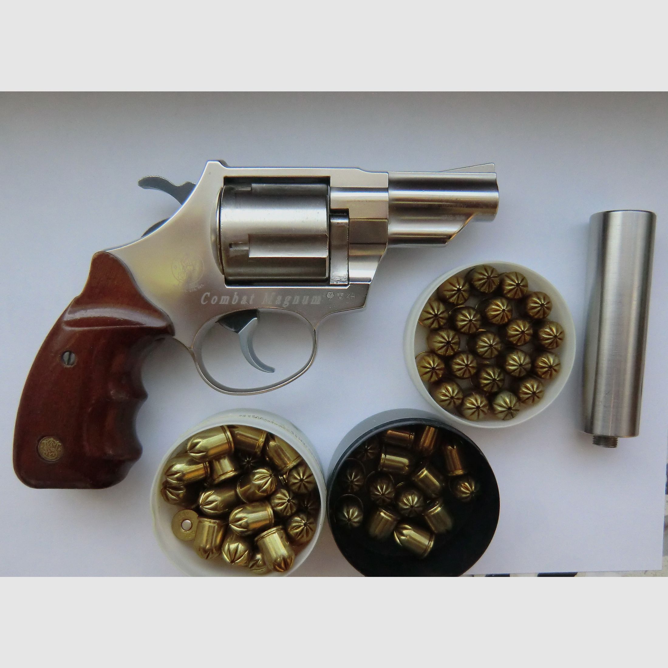 Smith and Wesson Combat Magnum Revolver Cal.45 vernickelt inkl. Schalldämpfer und Munition PTB 617