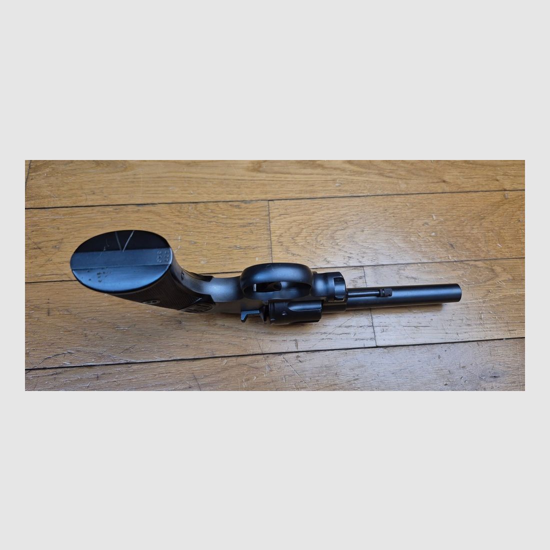 Sehr schöner Revolver Colt 1895 – Ikonisches Modell mit kippbarem Trommel und gegen den Uhrzeigersinn drehend – Kal. 38 LC – Waffe von Hartford 1907 – Trommel mit verengten Kammern – Eines der letzten Produkte – Sehr gute Mechanik – Ausgezeichneter Lauf – Originalgriffschalen – Seltene Waffe – Kategorie D – Sehr guter Zustand – TBE+, Bild 8 von 22