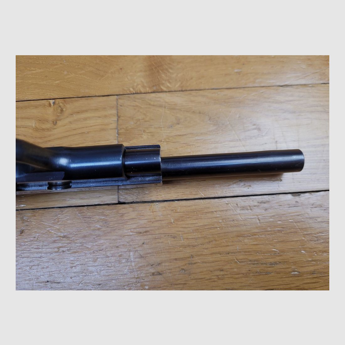 Beau pistolet Unique modèle D6 – cal. 22LR – Canon 6 pouces – Excellent état mécanique et esthétique – Chargeur dix coups – Modèle très fiable et tout acier – en boite d&rsquo;origine pour un état de l&rsquo;arme quasi neuf !, image 11 sur 21