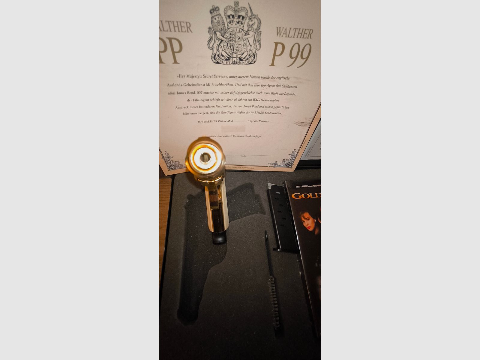Achtung Sammler & James Bond Fans, Rarität - Vitrine Stück-Limitierte Sonderedition & seit Jahrzehnten neu, sowie auf unzähligen Seiten Plattformen nicht mehr zu bekommen, Walter PP mit Weißen Griffschalen & VHS, Top Zustand!!!Neuwertig.