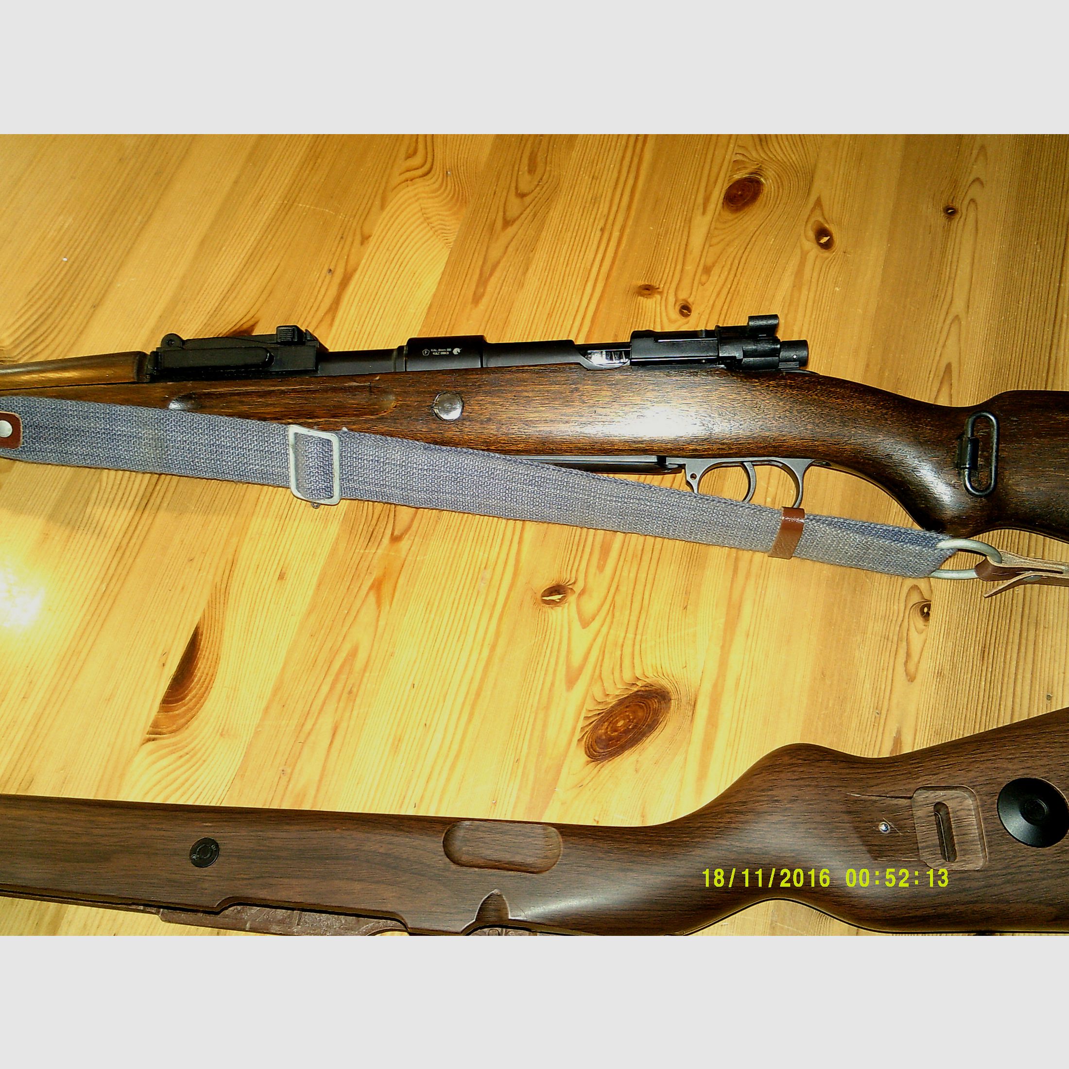 Double Bell Karabiner K 98 Kaliber 6mm BB  mit Holz und Kunststoff-Schaft.