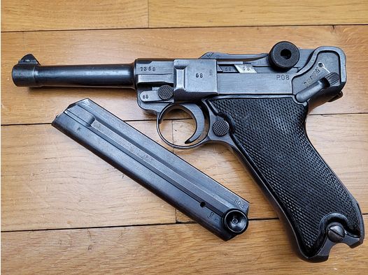 Superbe Luger P08 – fabrication Mauser Byf de 1942 – rare modèle dit « Black Widow » (« Veuve Noire ») – Bon chargeur « FXO » – Mono matricule – État quasi neuf !