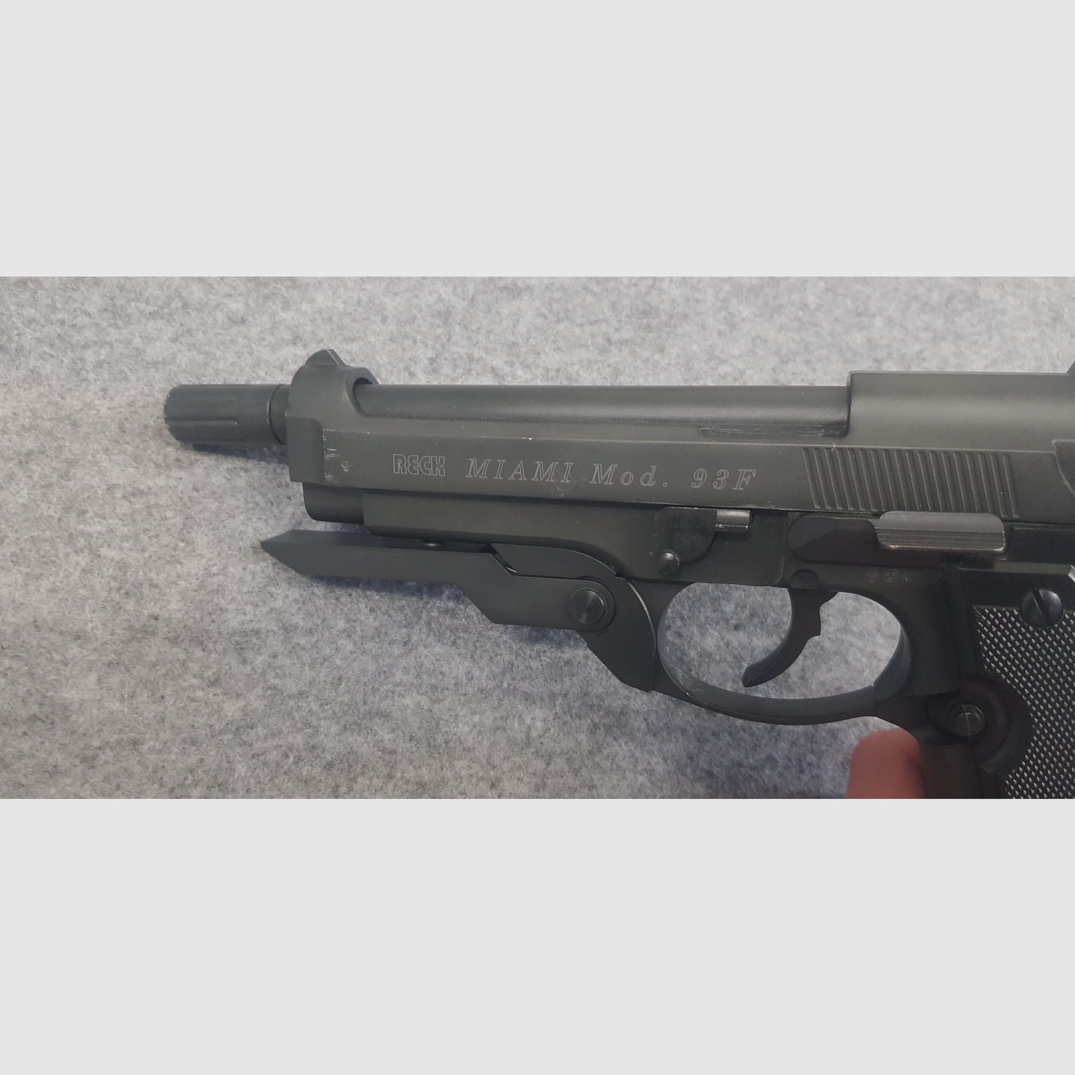 Sehr seltene SRS Schreckschuss Pistole  Reck Miami Mod. 93F 9mm PAK PTB 908 mit Frontgriff und langes Magazin 93 92 F