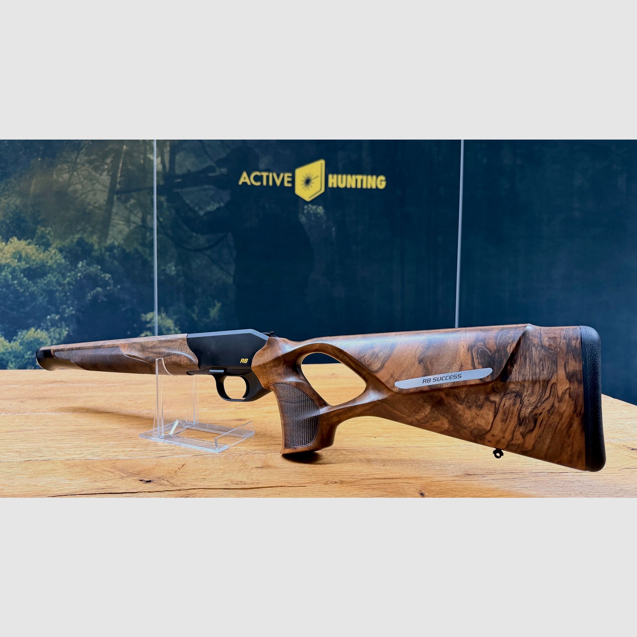 Blaser R8 Success Schäftung / Holzklasse 4 / R8 Logo in Gelb / top Holz absolute Gelegenheit