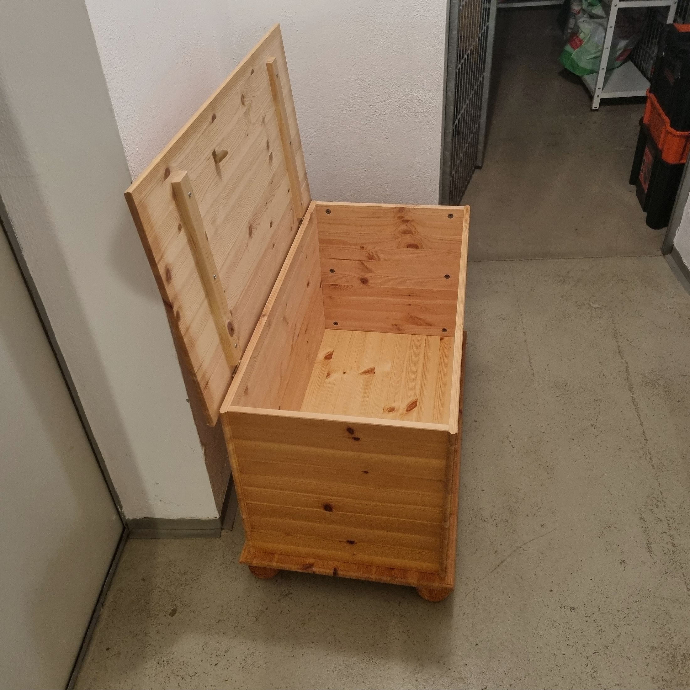 Drie houten kisten (wasmanden) totaal, voor zelfafhalers