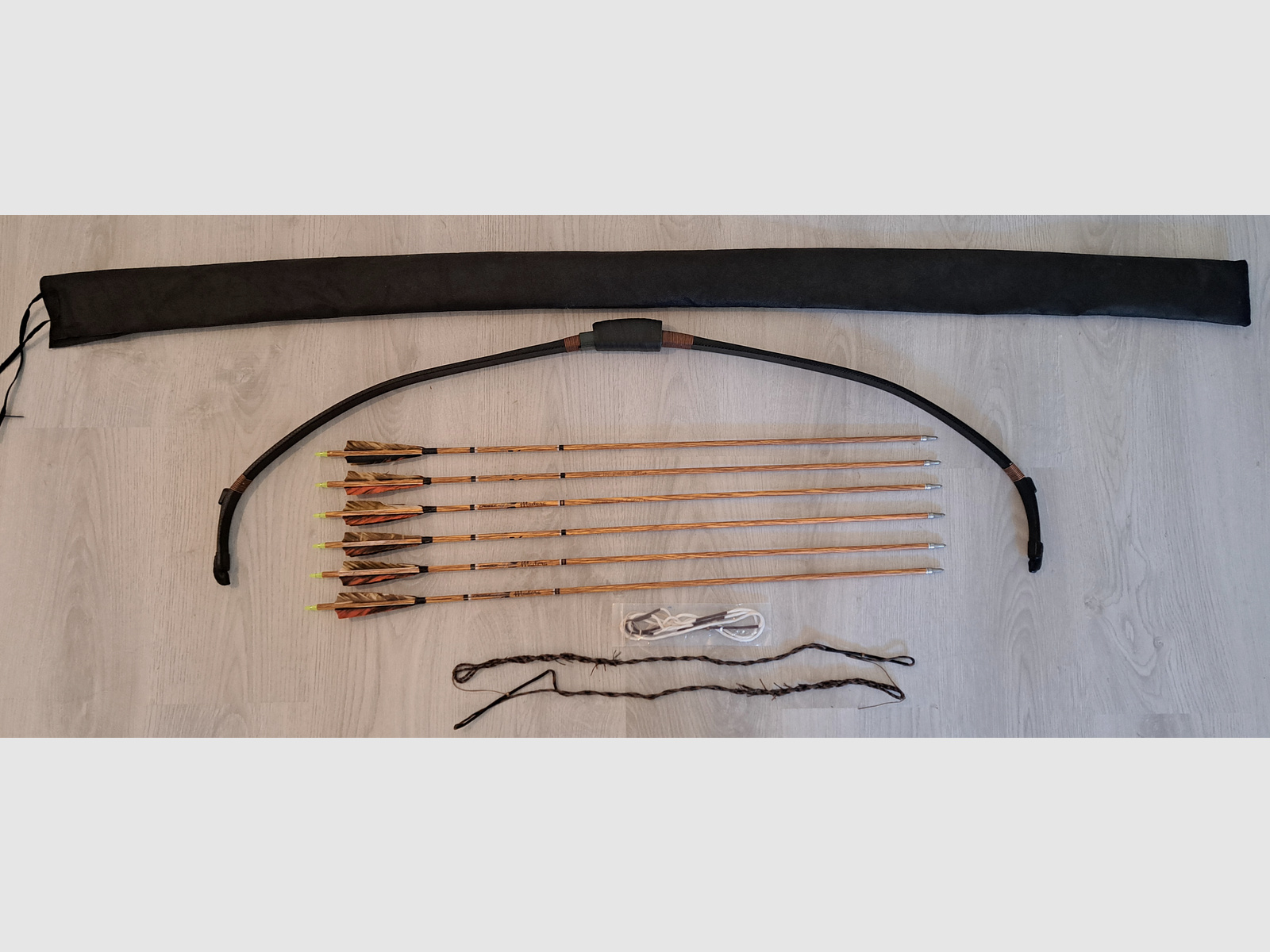 Koreański łuk KAYA Black Cat 60 funtów 52 cale + strzały + 2x zapasowe cięciwy + torba