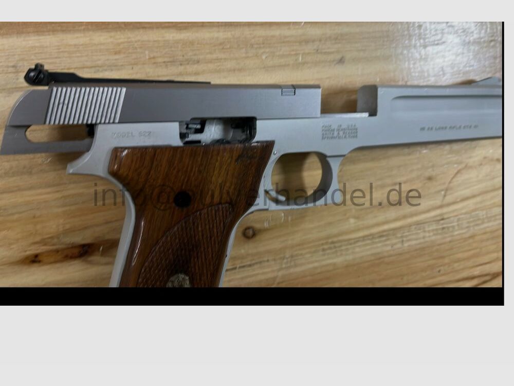 Smith & Wesson 622 con 6" ARMA superior .22lr