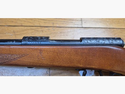 Sehr schöne Gartenbüchse Manufrance – Modell „Club“ – Kal. 9 mm Flobert (Patrone oder Diabolo) – Sehr schöne Gravuren in Voluten bis auf den Abzug – Dicke schwarze Brünierung 100% original – Schöne Hölzer schön gewellt – Mechanik und Lauf unberührt – Zustand nahezu neu – TBE++/TBE+++