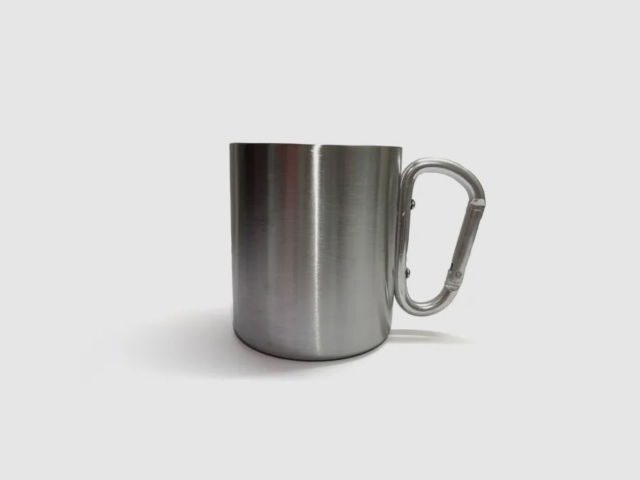 Doppelwandiger Edelstahlbecher mit silbernem Karabinergriff