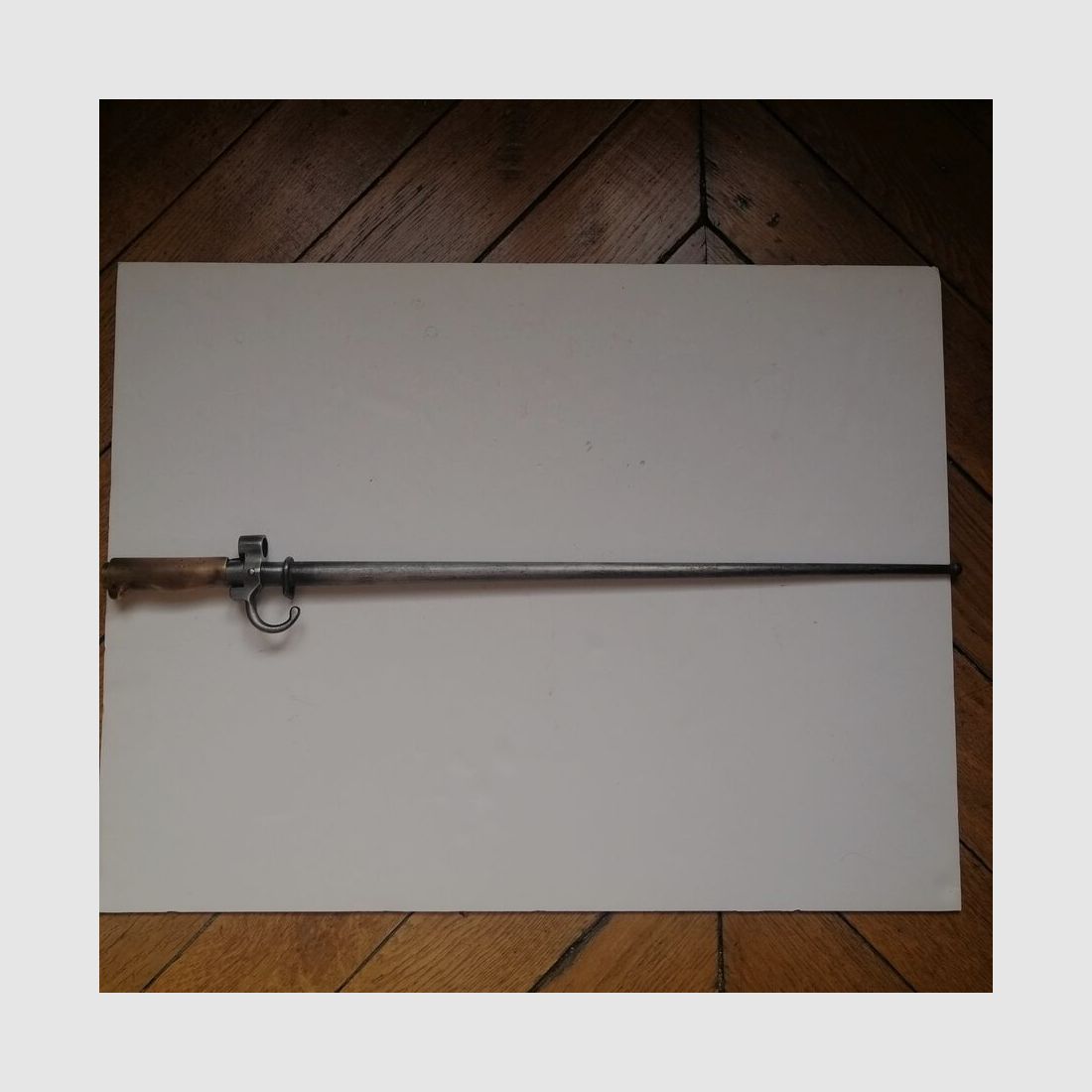 Baïonnette Française 1886/93 à quillon – Fusil lebel – rare exemplaire à poignée en laiton – Très bon fourreau – TBE, image 9 sur 9