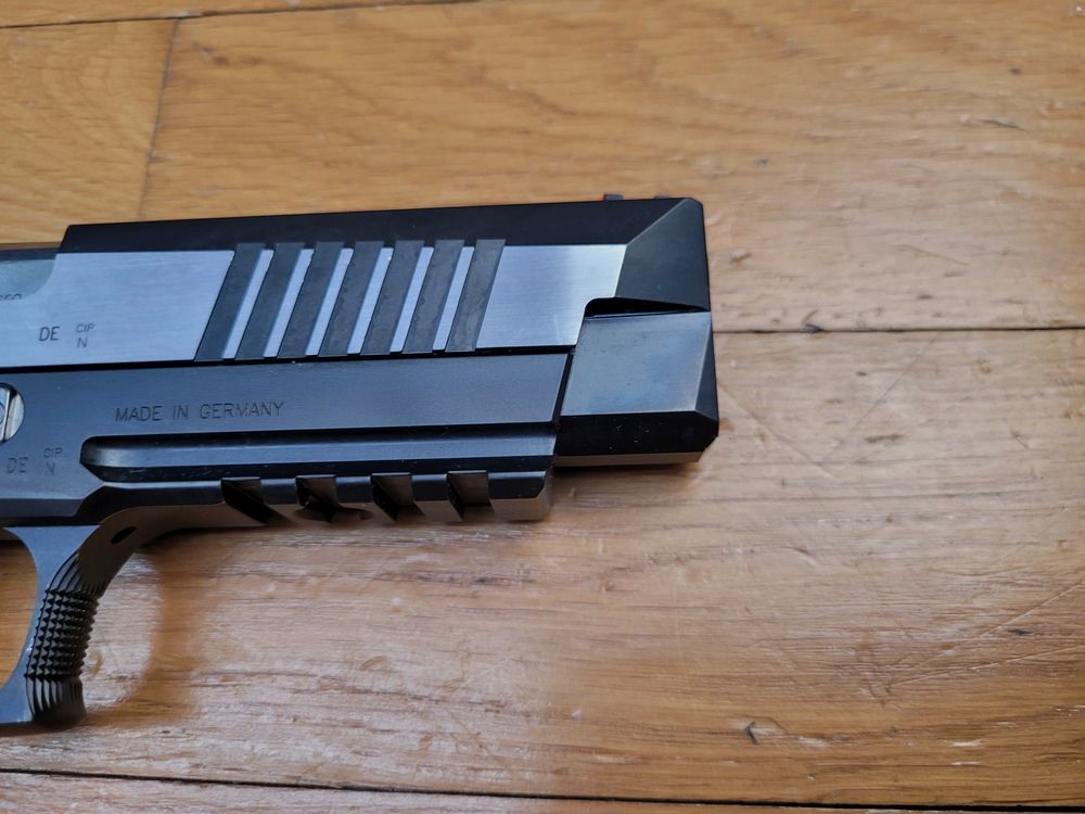Eccezionale Sig Sauer X Five "Black and White" – Cal. 9×19 – Fabbricazione del Mastershop Sig Sauer – Solo azione singola – Grilletto straordinario – 2 caricatori da 19 colpi – Sicurezza ambidestra – Grips originali + Armanov – Mirino in fibra ottica – Scatola degli attrezzi con documenti – La Batmobile delle pistole moderne! – Usato in condizioni veramente come nuovo!, immagine 23 di 30