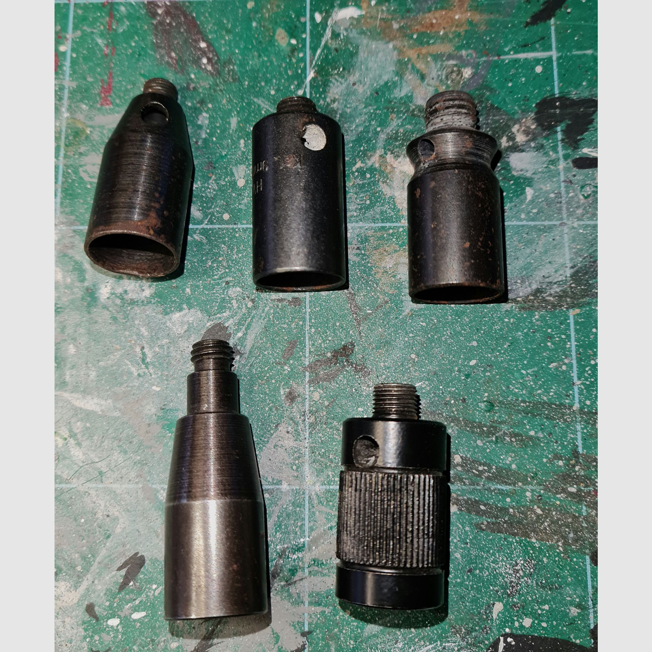 5 verschiedene Abschussbecher für Schreckschusspistolen