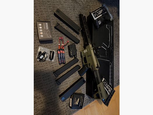 Novritsch SSR9 + Zubehör 5x 120 Schuss Magazine  3x Akkus. 1x Visier 1x  Tracer der reist auf dem Bild zu sehen 