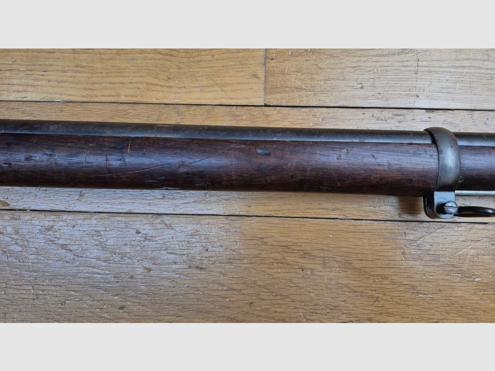 Unauffindbares russisches Regulierungsgewehr Berdan Nr. 1 Modell 1868 – Kal. 4,2 Linien – Sehr seltene Produktion Colt Hartford von 1869/70 – Nur 30.000 Waffen – Ausgangspunkt aller modernen russischen Waffen – Nussbaumholz TBE – Exzellente unberührte Mechanik – Schöne Brünierung und Marmorierung im Verschluss – Wunderschöner Lauf – Ausgezeichneter Allgemeinzustand – Eine der größten Raritäten der regulären Waffen des 19. Jahrhunderts – TBE++!, Bild 10 von 39
