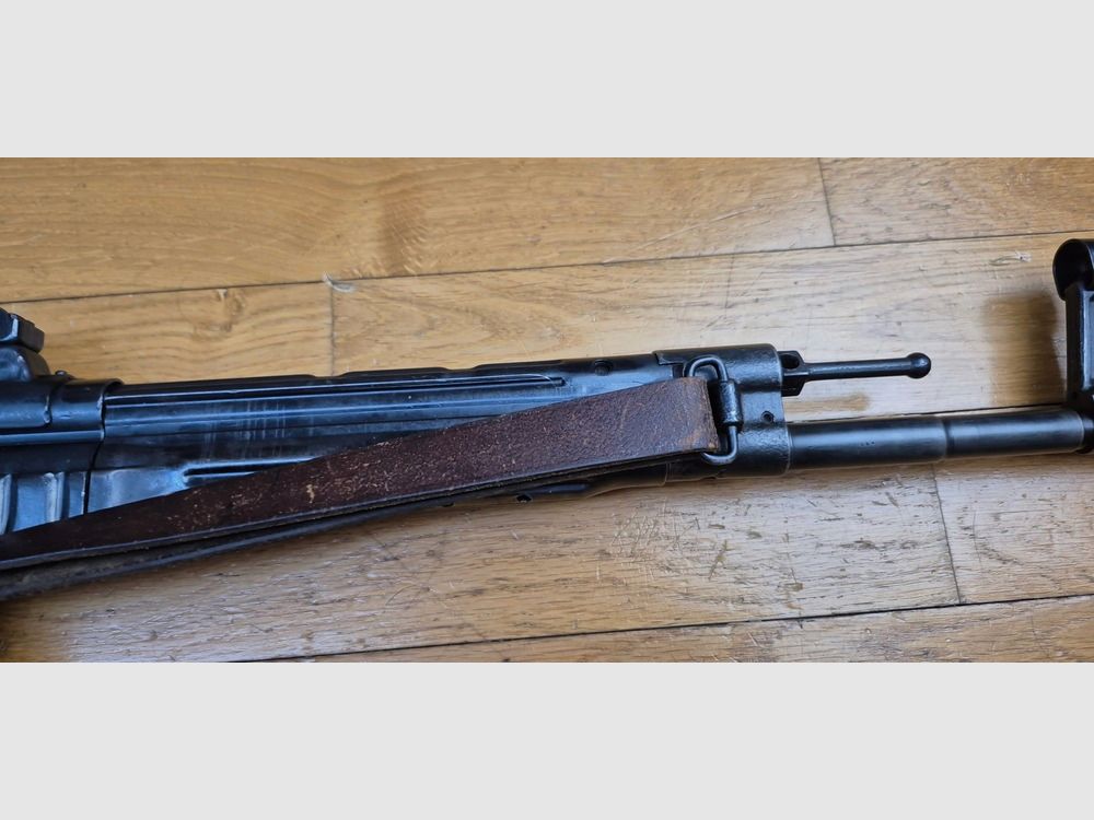 Mooie Sturmgewehr 44 – MP43 / MP44 / Stg44 – Erma-wapen uit 1945 – 1e aanvalsgeweer in de geschiedenis – Niet monomatrikuleert maar 100% uit de 2e wereldoorlog – Niet gereviseerd DDR / Joegoslavië – 2 originele 30-schots magazijnen – Zeldzaam en mythisch wapen in uitstekende staat – TBE+ – Categorie A2 – Export EXCLUSIEF, afbeelding 8 van 39