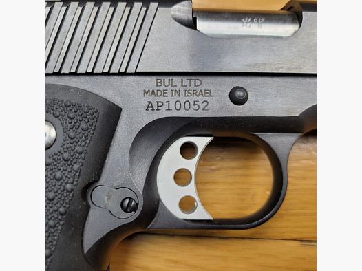 Sehr schöner Bul Armory 1911 „Classic Government“ – 9×19 – 2 Magazine mit zehn Schuss – Schöne matte Brünierung – Verlängerte Beavertail – Original- und Hogue-Griffschalen – Verstellbarer Abzug – Schwerer Inox-Lauf – Verstellbare Visierung – Originalverpackung – Neuwertiger Zustand!