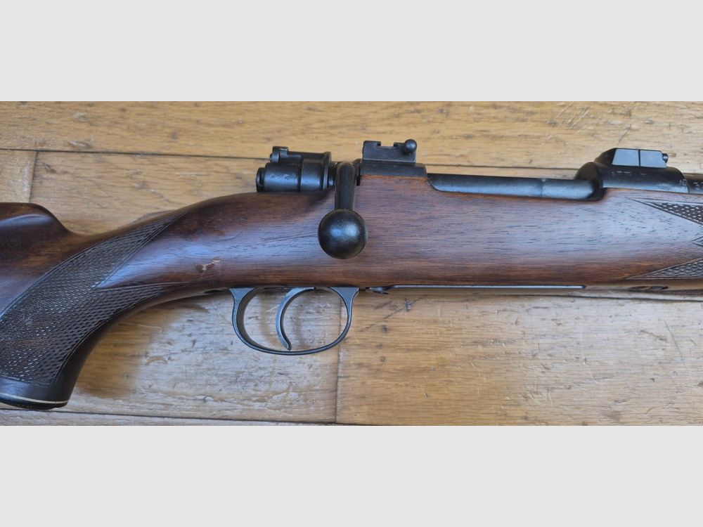 Jagdbüchse Mauser 98k sportlich umgebaut — Kal. .300 Win Mag — Deutsche Militäraktion von 1941 — Belgisches Handwerk von hoher Qualität — Pistolengriff, Wiener Backe und Monte-Carlo-Schaft — In 4+1 Schuss — Sehr schönes Holz und 99% Brünierung — Mechanik gut flüssig und gleichzeitig fest — Spiegel-Lauf — 100% Stahl Montage für Zielfernrohr — Schöne Waffe — TBE/TBE+, Bild 27 von 34