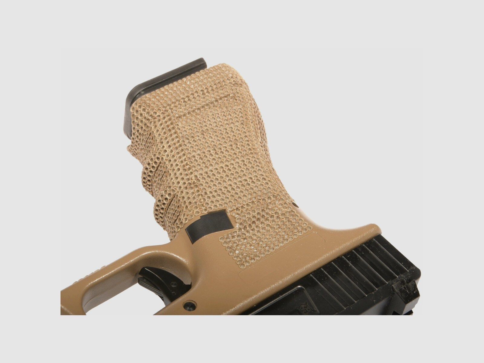 P02 GBB Airsoft Pistole in Tan | Delta Armory