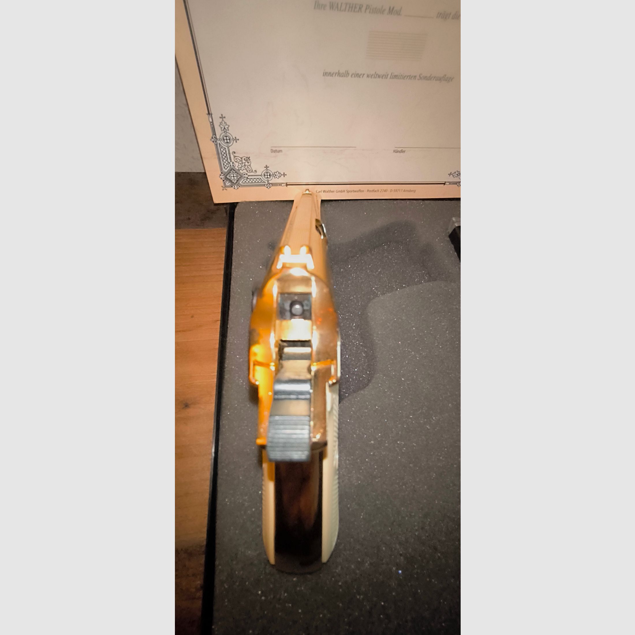 Walther Limitierte-Sonderedition PP in Gold mit Weißen Griffschalen & Zertifikat, James Bond, sowie zusätzlichen Magazin mit Flachen Magazinboden & VHS Kassette, Kaliber 9mmPAK, Ungeschossen & in einem Optischen sowie Funktionellen Tadellosen top Zustand, Neuwertig!!! 
