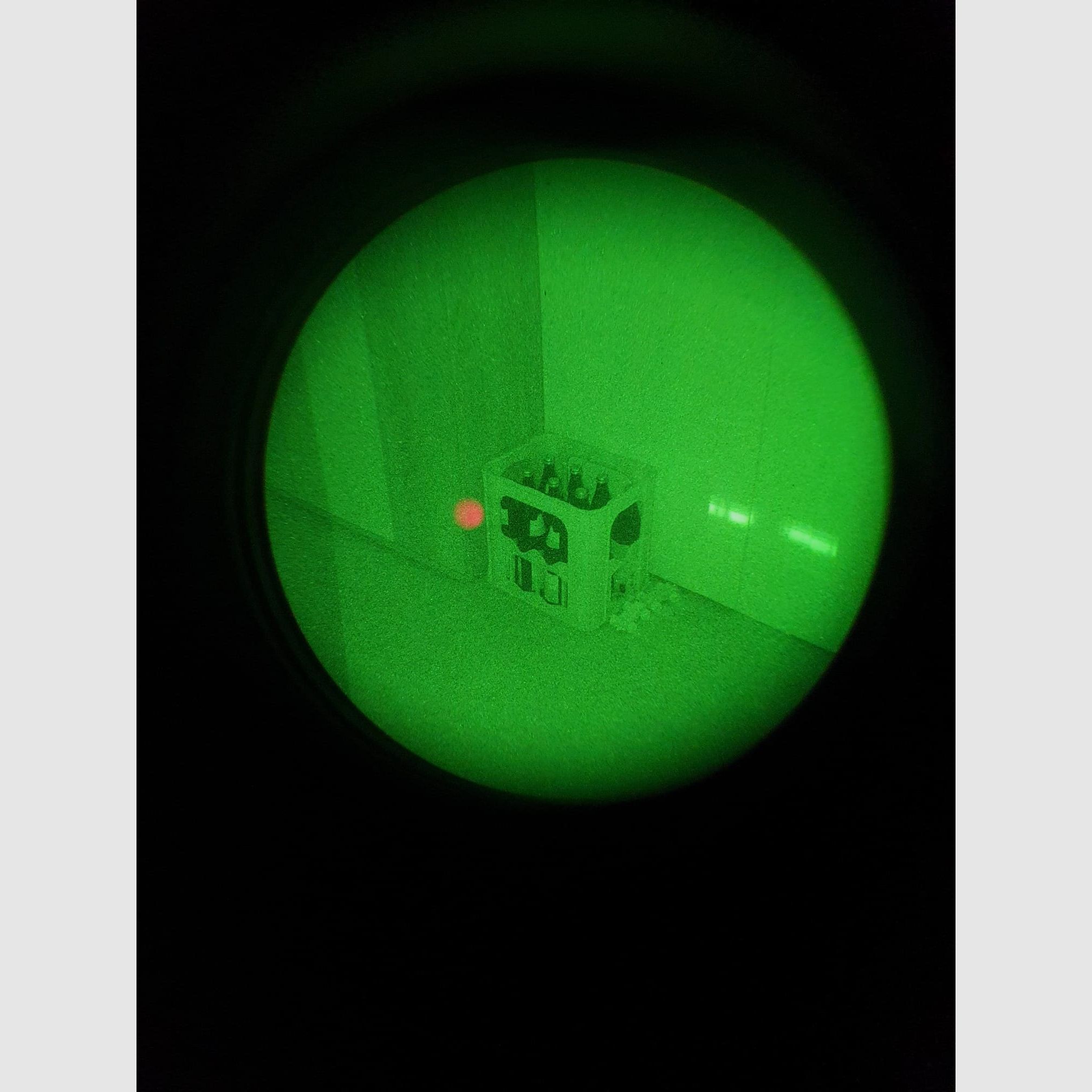 Night vision device with residual light amplifier, with helmet mount and carrying cap, so for wearing without a helmet