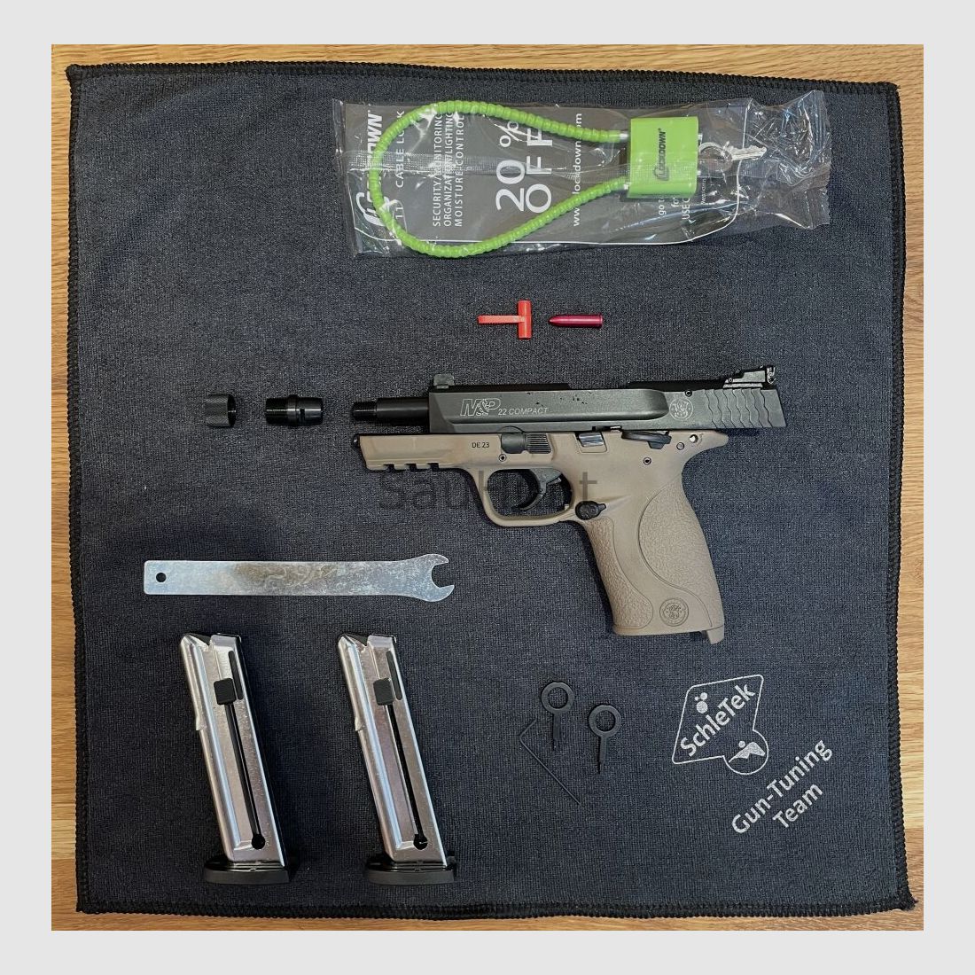 Pistole Smith & Wesson S&W Pistole Mod. M&P 22 Compact FDE-Griffstück mit Z Kaliber .22lr (Long Rifle) mit Zubehör
